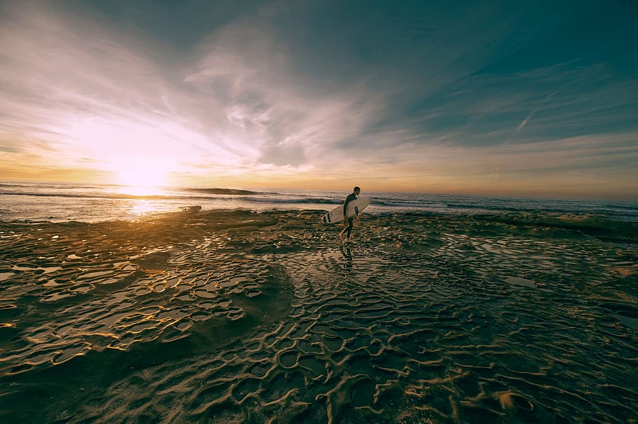 homem, andando, praia, carregando, branco, prancha de surfe, tempo, lapso, fotografia, pôr do sol