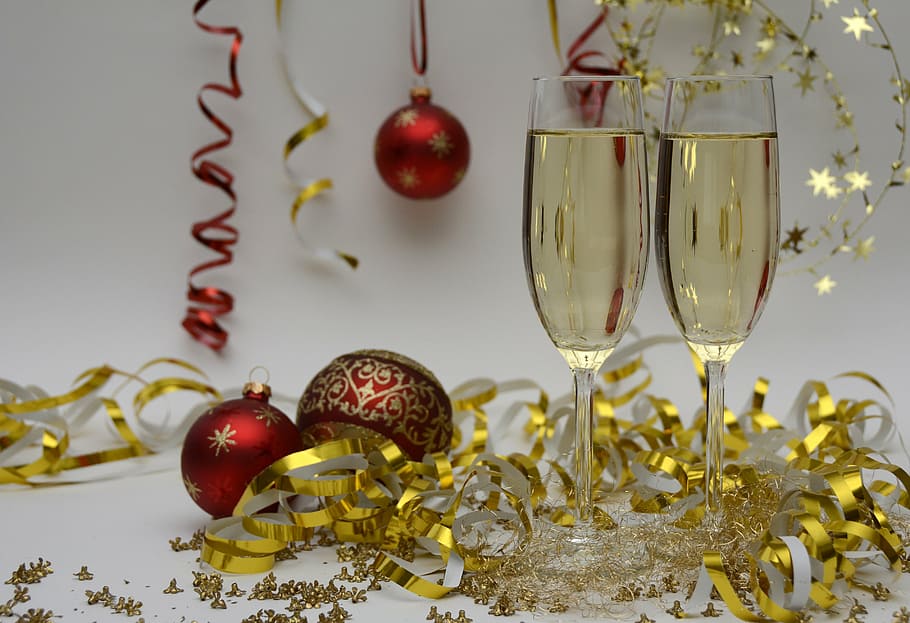 rojo, decoración de adornos, dos, copas de champán, nochevieja, saludos de año nuevo, champán, colonia, bebida, alcohol