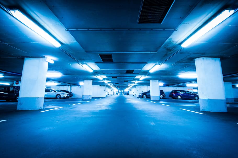 estacionamiento subterráneo, subterráneo, estacionamiento de varios pisos, estacionamiento, garaje, luz artificial, azul, iluminado, arquitectura, vida de la ciudad