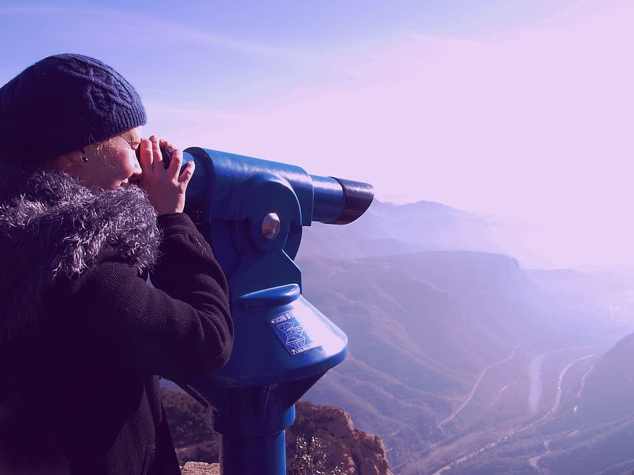 Mujer, mirando, colinas, alcance, durante el día, telescopio, distancia, óptica, mirada, lente