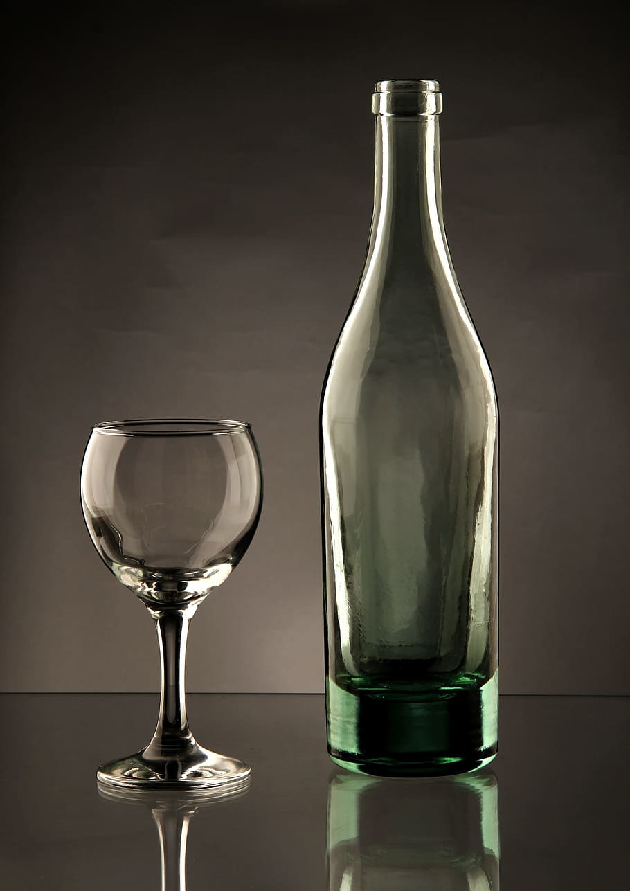 claro, copa de vino, botella de vidrio verde azulado, vidrio, una botella de, simplicidad, estudio, vidrio - material, mesa, interior