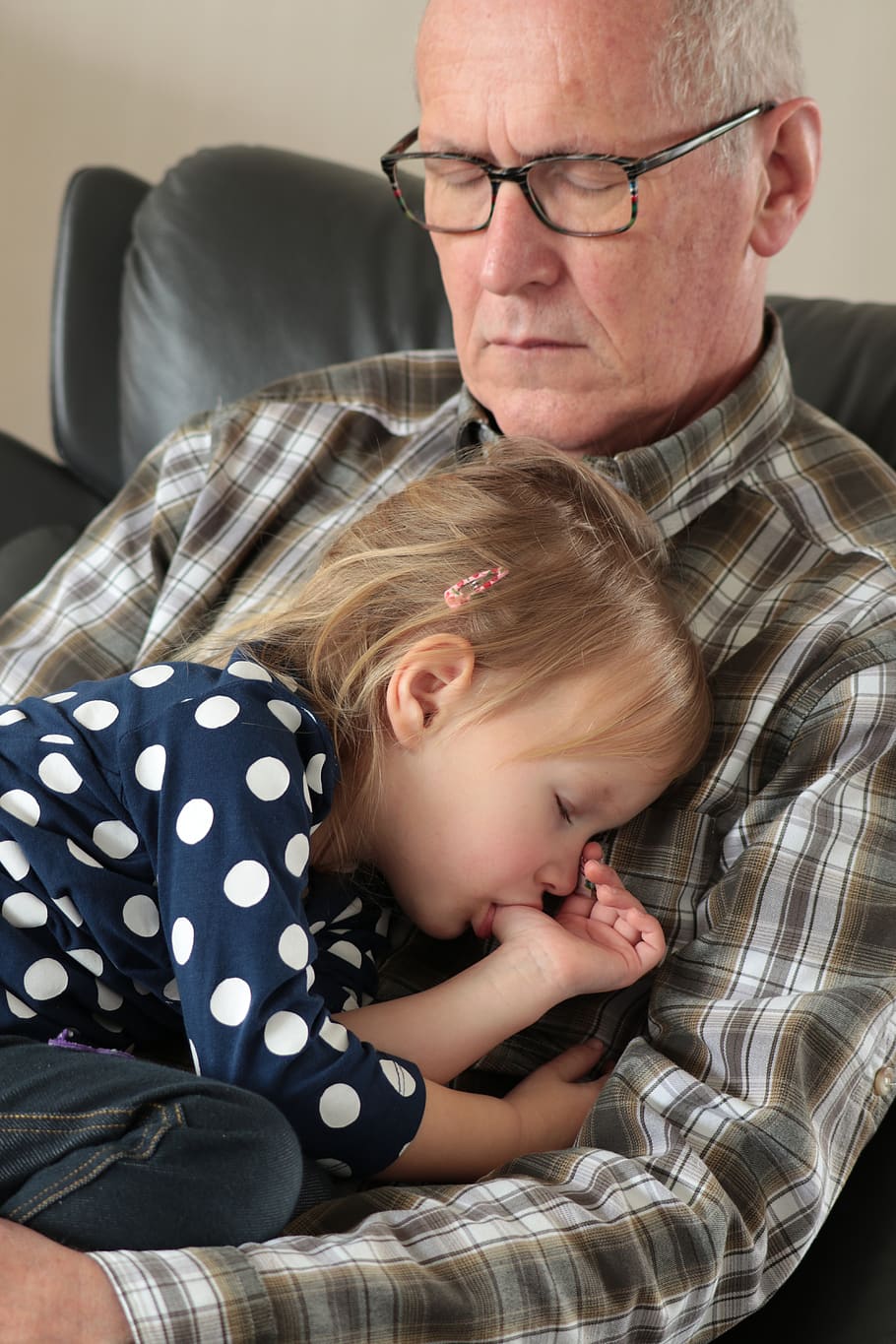 abuelo, dormir, nieto, niña, nieta, pulgar, cansado, kits de cuerpo, hombre, niño