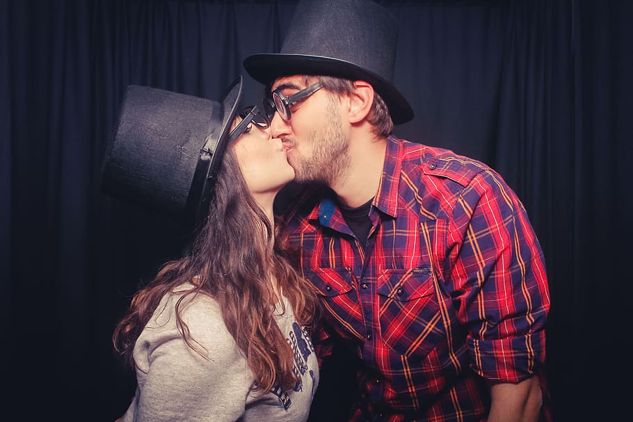 homem, beijando, mulher, vestindo, preto, chapéus, beijo, mágica, menina, feliz