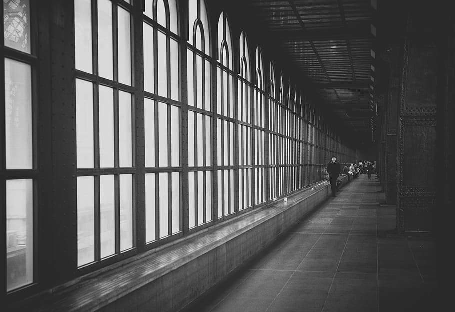 foto em escala de cinza, homem, andando, corredor, janela de vidro, escala de cinza, foto, construção, arquitetura, janelas
