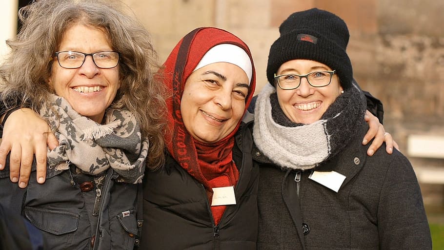 tres, sonriente, mujeres, tops de invierno, refugiado, feliz, grupo, cohesión, equipo, comunidad