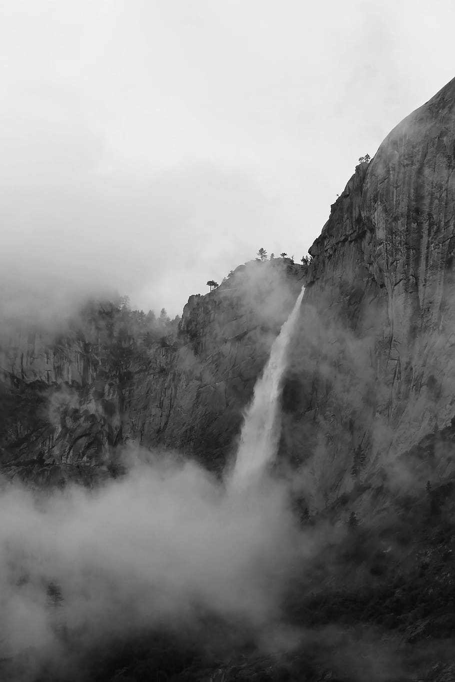 fotografia em escala de cinza, cachoeiras, natureza, paisagem, montanha, árvores, plantas, colina, penhasco, céu