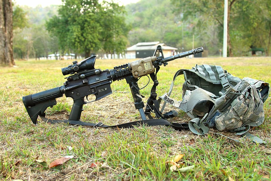 negro, rifle de asalto, alcance, al lado, gris, táctico, chaleco, verde, foto de campo de hierba, ejército
