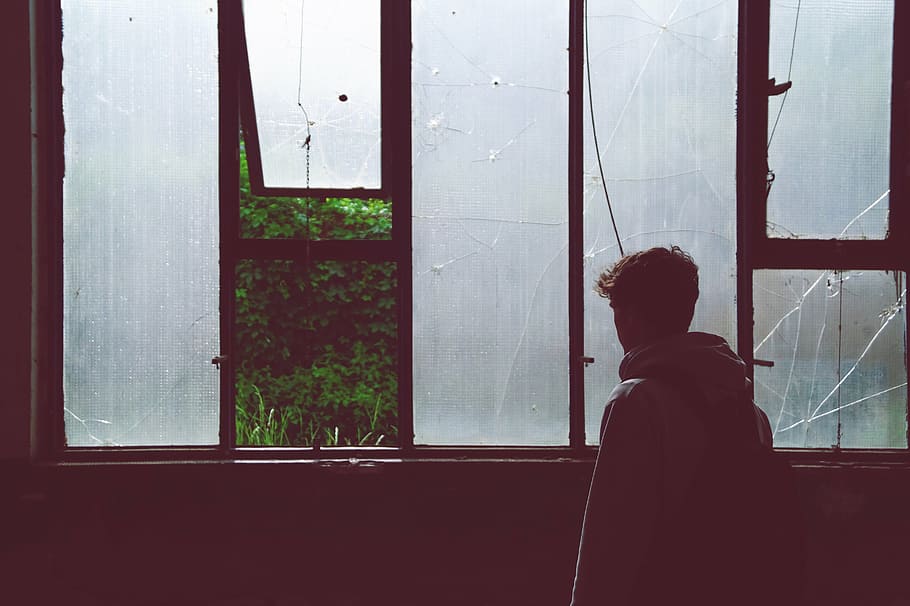fotografía de silueta, hombre, chaqueta, ventana, oscuro, edificio, joven, abandonado, chico, melancólico