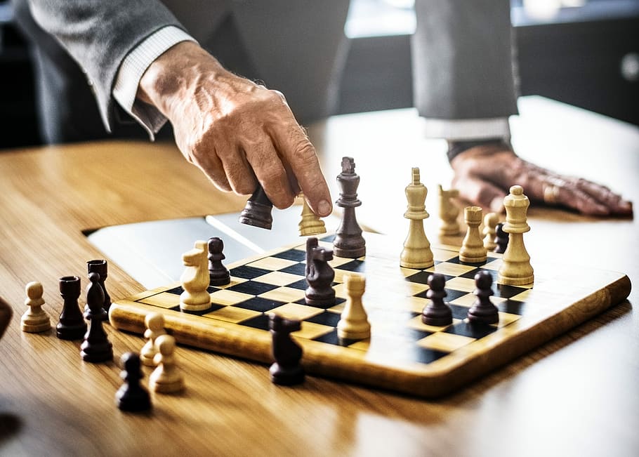 pessoa, jogando, jogo de xadrez, realização, batalha, conselho, negócios, xadrez, tabuleiro de xadrez, concorrência