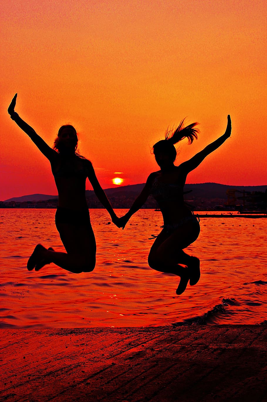 foto de silhueta, duas, mulheres, pulando, praia, namoradas, silhueta, vá para, Pôr do sol, céu