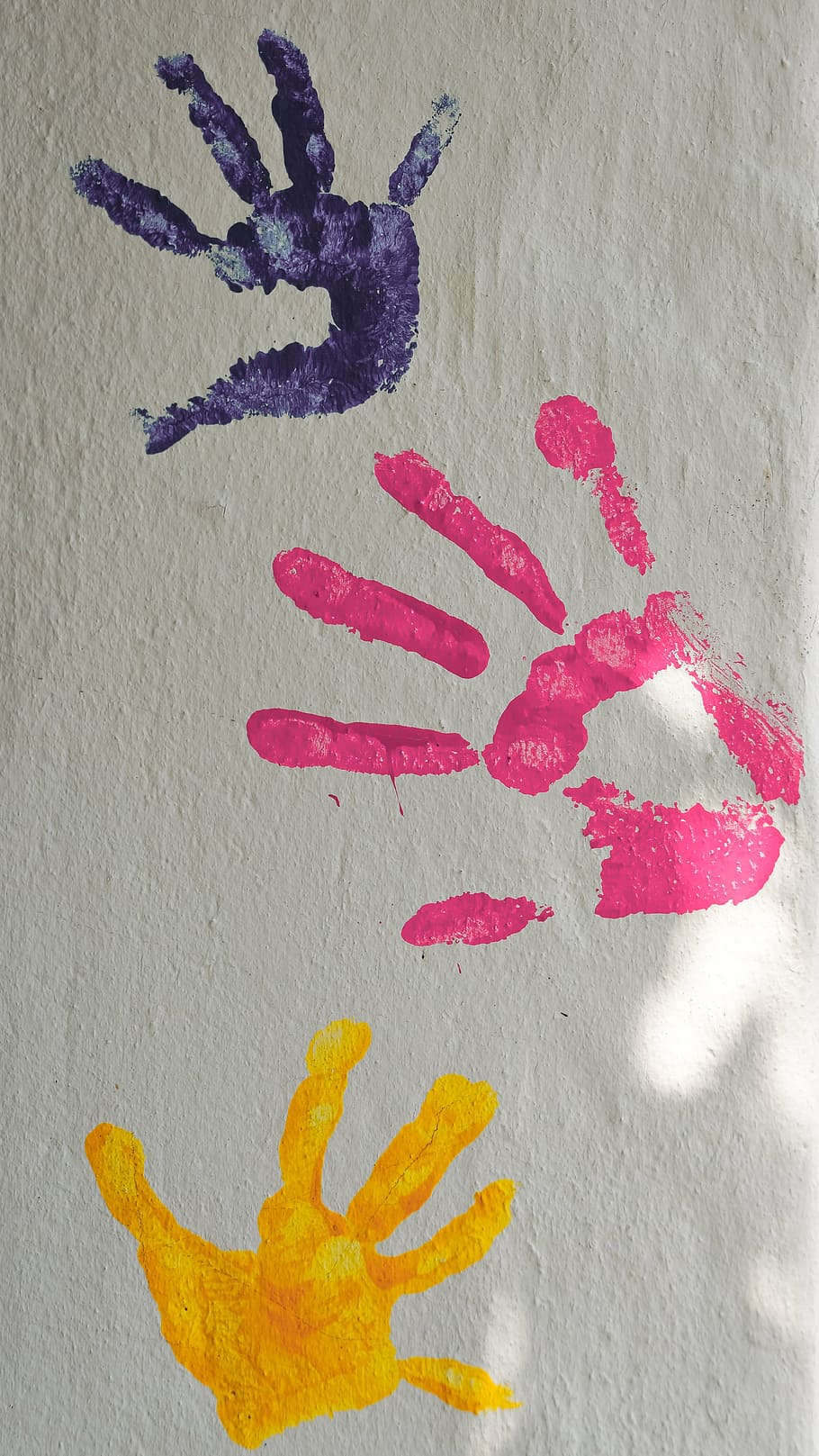 três, impressões digitais, parede, pintar, cor, dedo, palma, mãos, crianças, imprimir