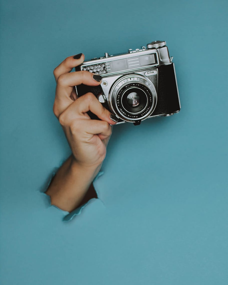 tangan, kamera, retro, vintage, tua, lubang, biru, dinding, satu orang, kamera - peralatan fotografi