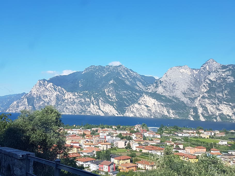 Garda, lago Garda, lago, Italia, paisaje, en el lago, Malcesine, montaña, cielo, arquitectura