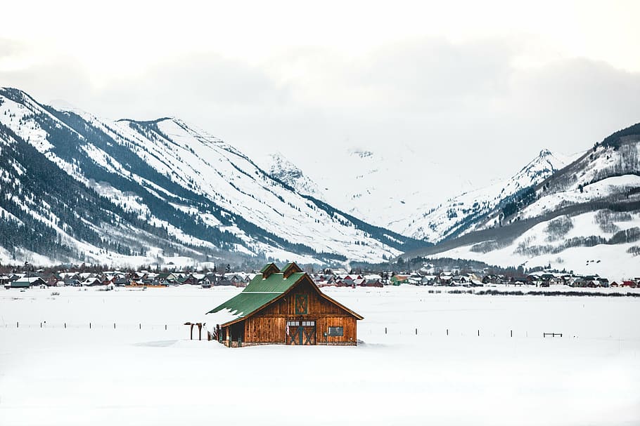 casa de bungalow, nieve, cubierto, montañas, durante el día, invierno, blanco, frío, clima, hielo