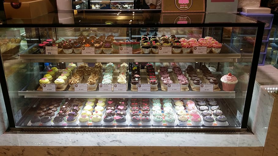 clear display counter, cupkakes, chocolates, cake, süßigeiten, bake, delicious, pastry chef, pastry shop, food and drink