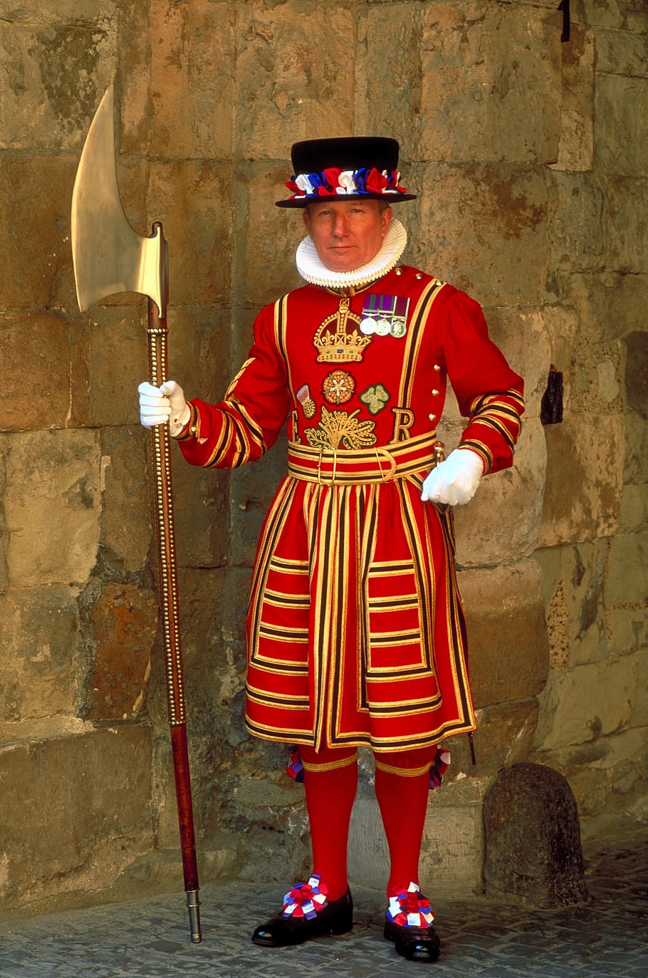 beefeater, tower, london, palace, britain, portrait, looking at camera, standing, red, the past