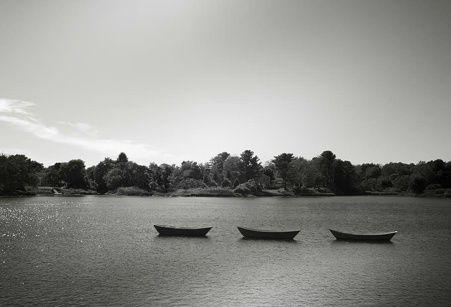 fotografi grayscale, tiga, kapal, badan, air, grayscale, fotografi, tengah, danau, hari