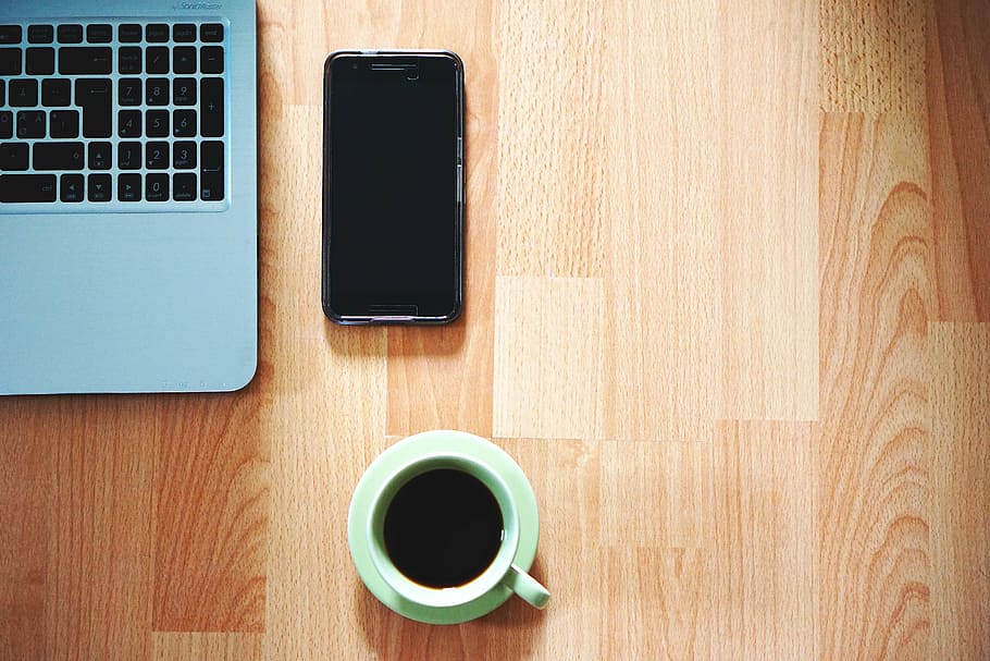 hijau, keramik, mug, diisi, kopi, piring, di samping, hitam, smartphone android, kantor