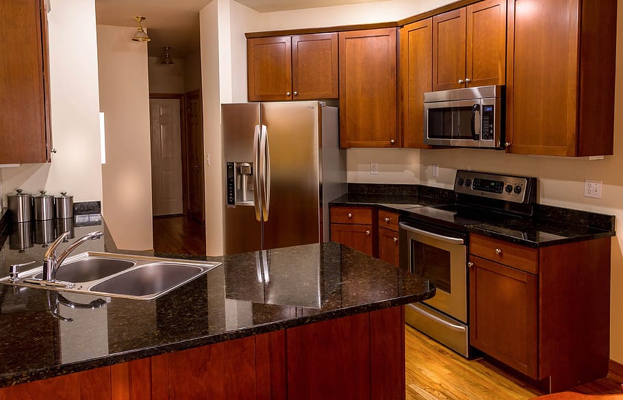 side-by-side, geladeira, marrom, de madeira, armários de cozinha, cozinha, armários, bancada, granito, madeira de cerejeira