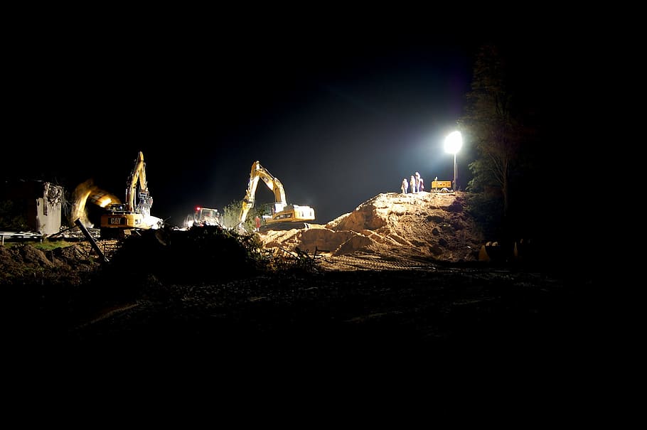 excavator kuning, situs konstruksi malam, situs, pekerjaan konstruksi, pekerjaan malam, diterangi, pada malam hari, pekerja konstruksi, shift malam, excavator