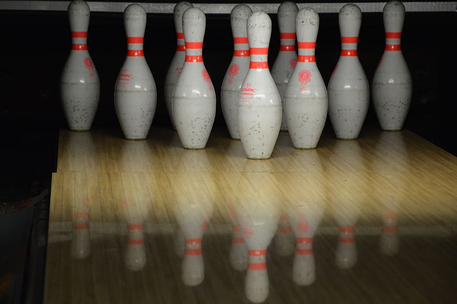 sport, bowling, pins, indoors, in a row, wood - material, still life, side by side, medium group of objects, group of objects