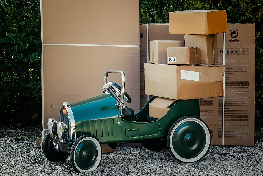 clásico, verde, automóvil, cargado, marrón, cajas de cartón, paquete, embalaje, envío, cartón