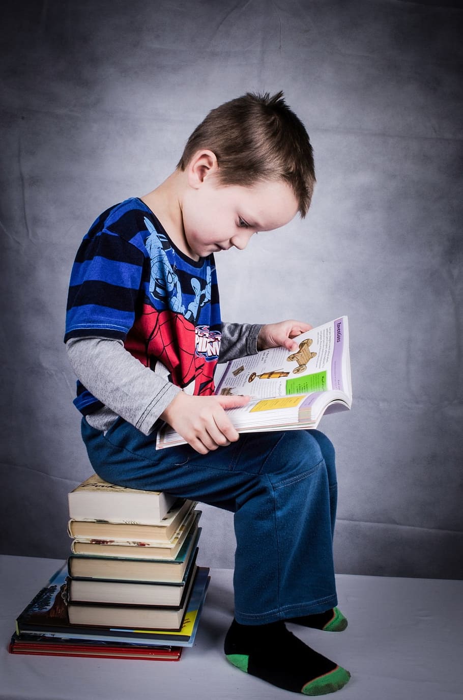 niño leyendo libro, sentado, apilar, libros, niño, libro, estudiando, educativo, sabiduría, preescolar