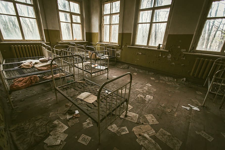 mire las camas, adentro, desordenado, habitación, chornobyl, ucrania, desolado, desastre, arruinado, daños