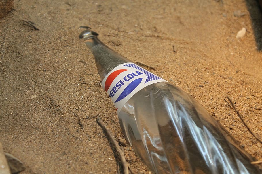 pepsi, botol, cola, gelas, minuman, soda, teks, tidak ada orang, pasir, tanah