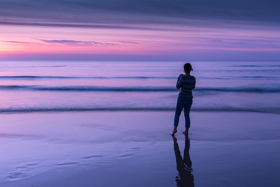 mulher, aparência, mar, pôr do sol, praia, inglaterra., imagem, capturada, usando, canon 6
