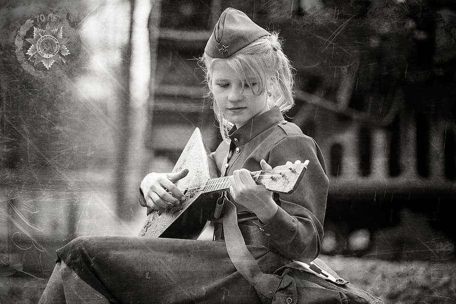 mulher, vestindo, chapéu, vestir, tocando, instrumento balalaica, menina, dia da vitória, 9maâ, fita de george