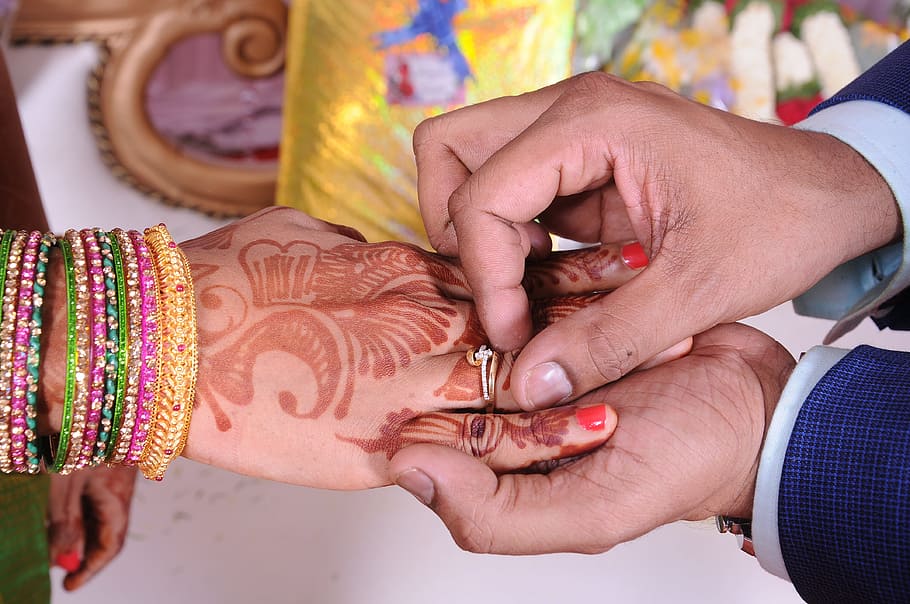 mehandi, novia, niña india, mano, anillo, boda, compromiso, brazaletes, mano humana, parte del cuerpo humano