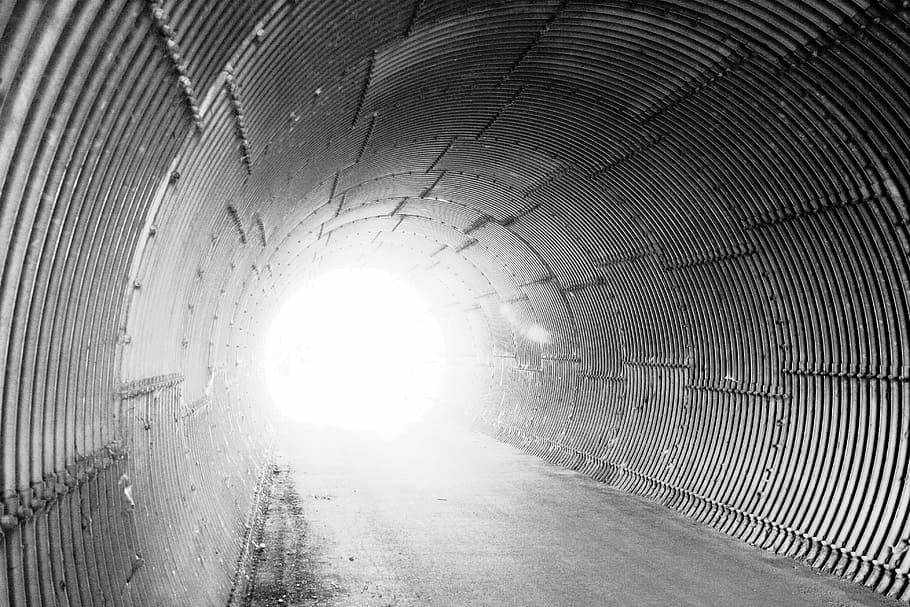 túnel de metal cinza, túnel, luz, folha de papelão ondulado, distância, passagem subterrânea, inferno, preto e branco, ponto de fuga, diminuindo perspectiva