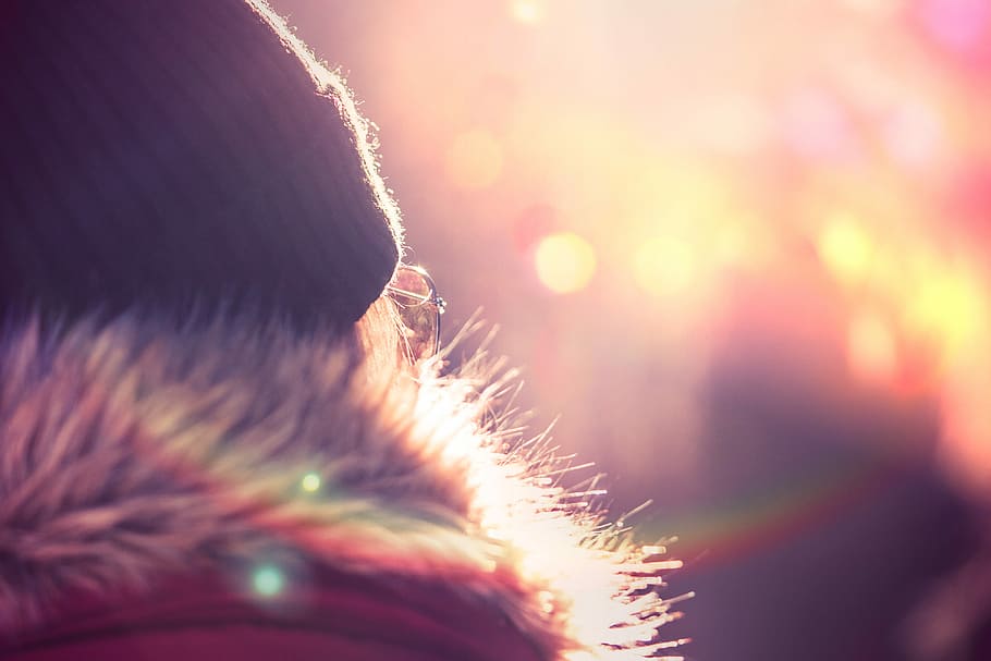 Joven, mujer, chaqueta de invierno, invierno, chaqueta, sombrero, bokeh, frío, colorido, loco