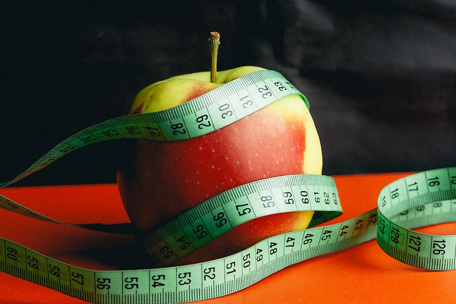 apel, macintosh, buah-buahan, sehat, makanan, pita pengukur, takaran, makan sehat, jumlah, instrumen pengukuran