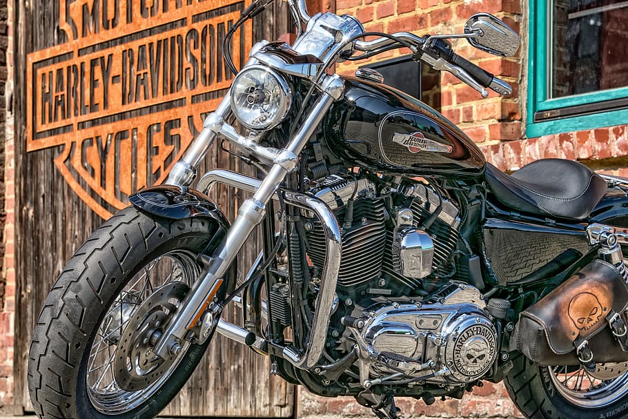 fotografía de primer plano, harley-davidson motorcycles cruiser motocicleta, motocicleta, harley davidson, harley, EE. UU., cromo, brillo, balancín, plata