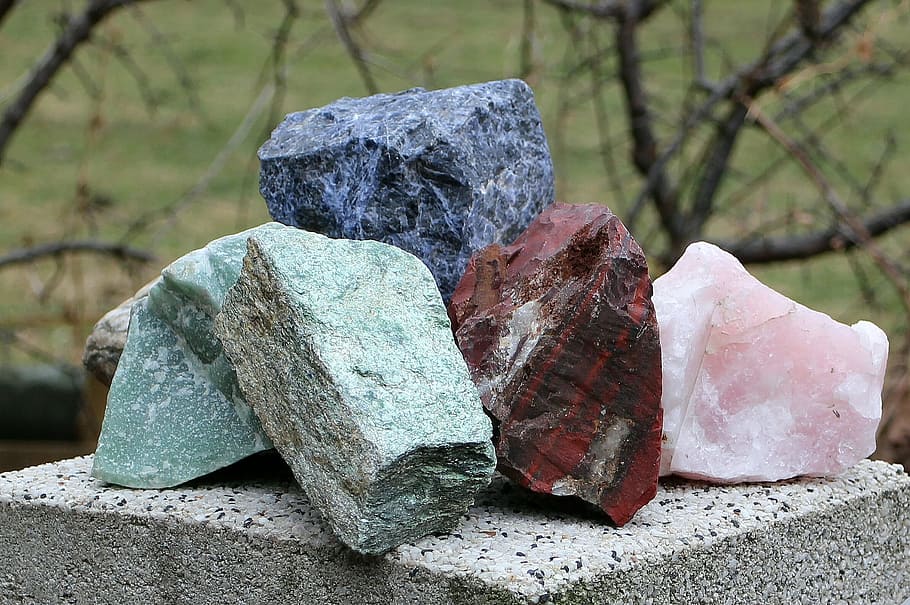 cuatro, piedras preciosas de varios colores, hormigón, cubierta, minerales, piedras, piedras semipreciosas, gemas, rocas, objetos