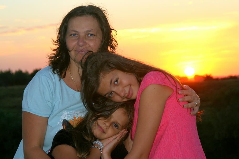 mãe, filhas retrato foto, família, filha, pôr do sol, abraço, sol, sorriso, união, meninas