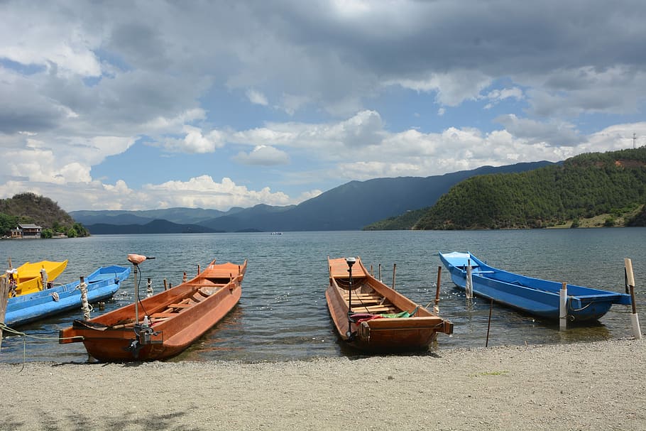 Província de Yunnan, Lago Lugu, na província de yunnan, a vila da água, embarcação náutica, nuvem - céu, ancorado, céu, transporte, tranquilidade