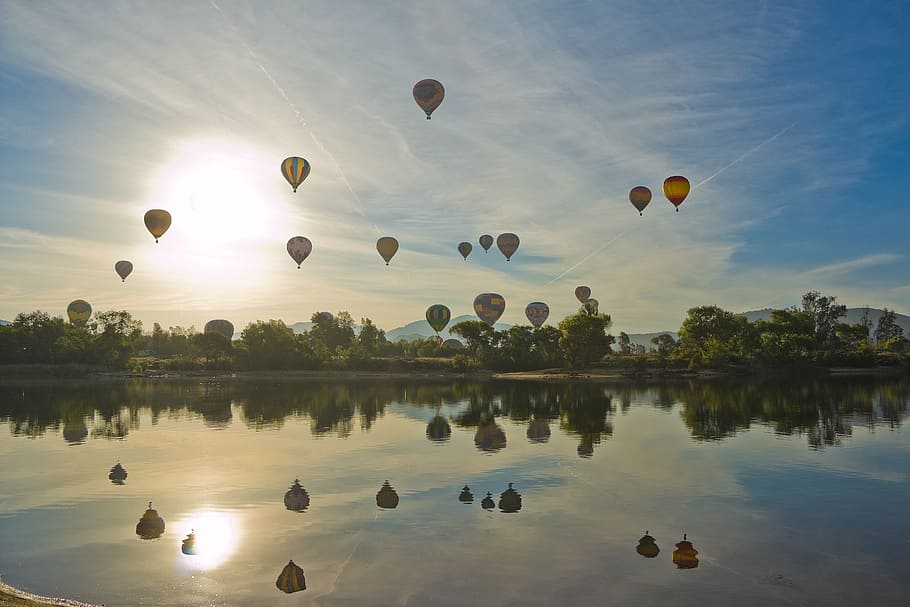 evento de balão de ar quente, dia, festival de balões e vinho, flutuando sobre o lago, skinner do lago, temecula, ca, califórnia, sul da califórnia, nascer do sol