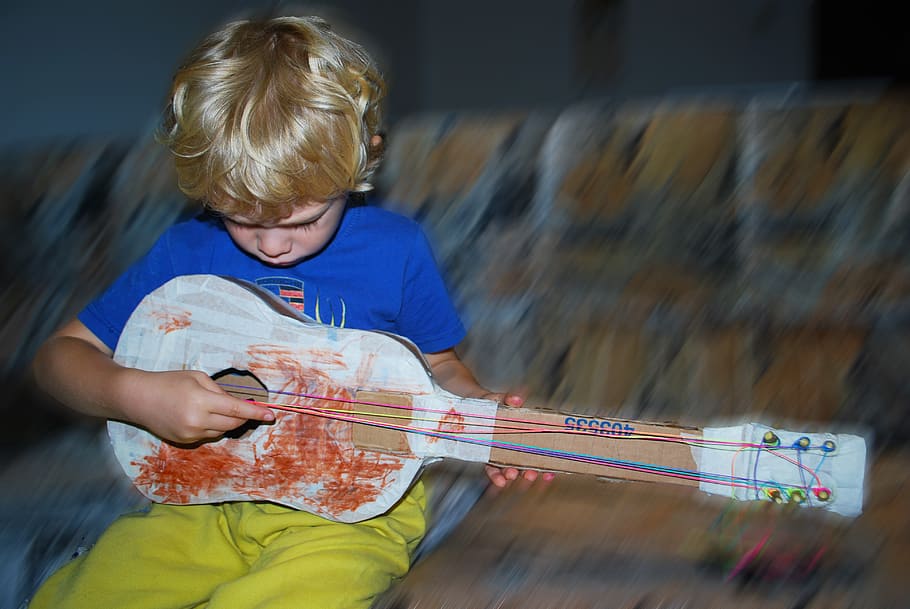 chico, guitarra, tocando, casero, bricolaje, niño, jugando, infancia, instrumento musical, instrumento de cuerda