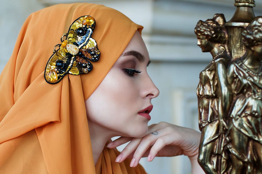 primer plano, foto, mujer, mirando, mujer de color bronce, miniatura, naranja, hijab, niña, maquillaje
