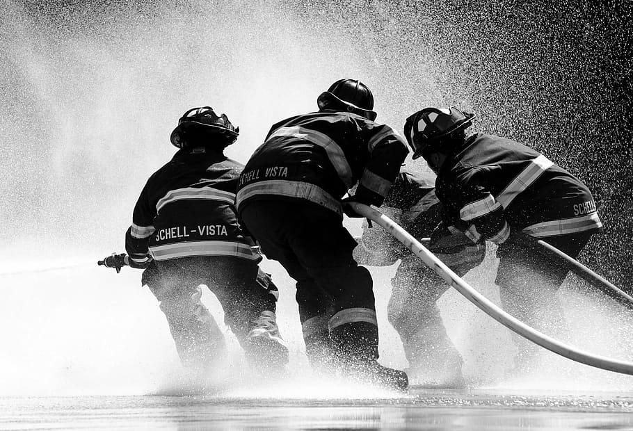 foto en escala de grises, bombero, tenencia, manguera contra incendios, sonoma, agua, fuego, aerosol, salpicadura, manguera