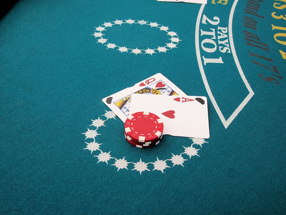 blackjack, casino, cartas, vista de ángulo alto, sin gente, arte, cultura y entretenimiento, juegos de azar, fichas de juego, mesa