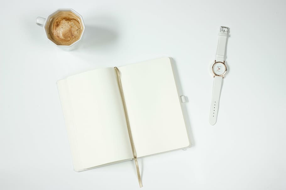 redondo, blanco, analógico, reloj, correa, café, cuaderno, mesa de trabajo, taza, libro