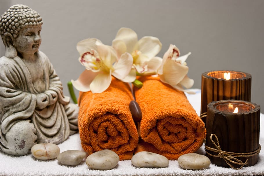 dois, laranja, lã, recepção, toalhas, ao lado, votivas de vidro marrom, bem-estar, massagem, relaxar