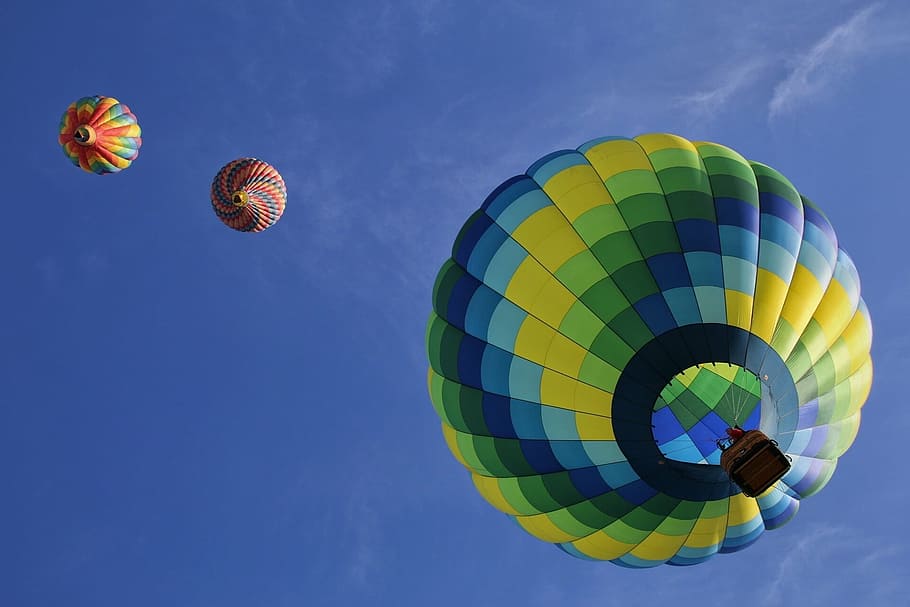 baixo, vista de ângulo, três, quente, balões de ar, meio, azul, céu, balões de ar quente, flutuante