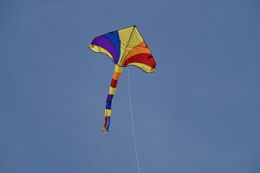 色とりどりの凧, ドラゴン, おもちゃ, 飛ぶ, カラフル, 空, 青, 凧の上昇, 秋, 風