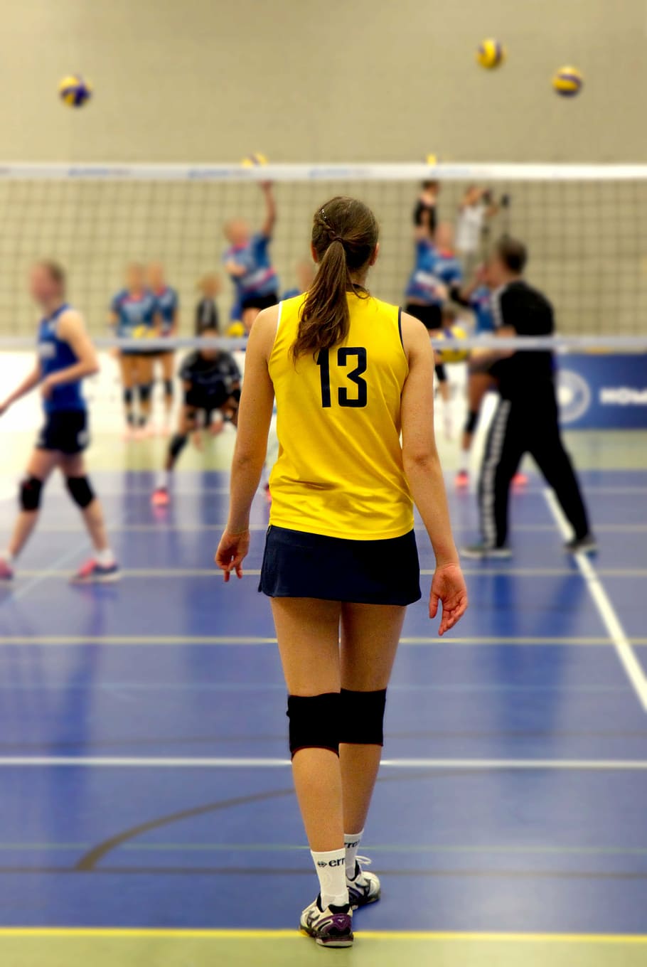 jugador de voleibol, blanco, neto, voleibol, pelota, deportes de pelota, deporte de equipo, competencia, audiencia, espectadores