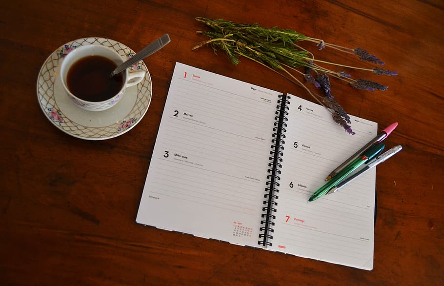 blanco, cuaderno, al lado, cerámica, taza de té, café, oficina, día del trabajo, libreta, para emprender